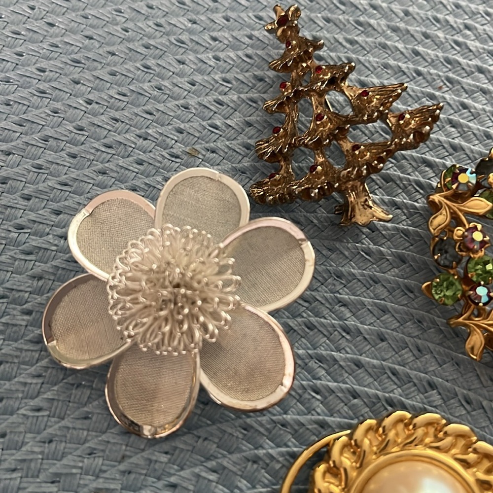 20 Assorted Vintage Brooches - Sarah Coventry, Rhinestone, Pearl & Spoon - Picture 4 of 8